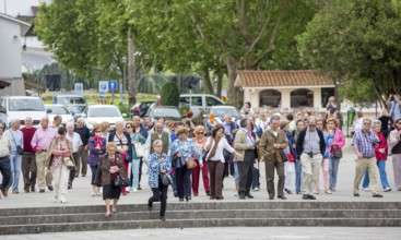 Tourist group in front of the monastery church of Batalha, Mosteiro da Batalha, Batalha, Leiria