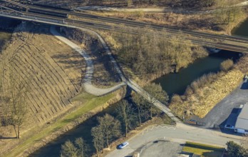 Aerial view, River Ruhr and Obergraben with railway bridge and pedestrian bridge, Wickede, Soester