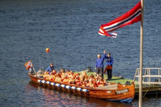 Norwegian flag, river cruise with tourists on an excursion boat, boat guide, Kirkenes, Finnmark,