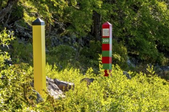 Border Norway-Russia, border posts, yellow border post Norway, red-green border post Russia,