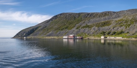 Foldalbruket kystkultursenter, museum, Norwegian house in red colours, jetty, mountainside,