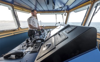 MS Polarlys, command bridge, officer on bridge, Honningsvåg, Finnmark, Norway, Scandinavia, Europe,