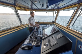 MS Polarlys, command bridge, officer on bridge, Honningsvåg, Finnmark, Norway, Scandinavia, Europe,
