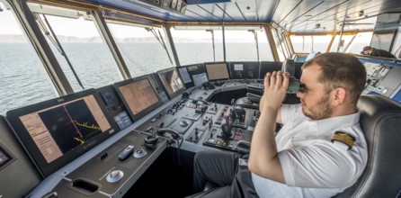MS Polarlys, command bridge, officer on bridge, Honningsvåg, Finnmark, Norway, Scandinavia, Europe,
