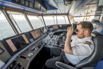 MS Polarlys, command bridge, officer on bridge, Honningsvåg, Finnmark, Norway, Scandinavia, Europe,