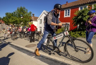 Tourist at bike rental, Trondheim, bike lift, Trøndelag, Norway, Scandinavia, Europe, adventure