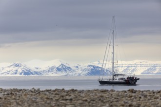 Sailing ship against a mountain backdrop, fjord off Longyearbyen, Spitsbergen, Svalbard