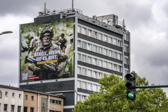Large-format advertising poster of the German Armed Forces, for recruitment, on a residential