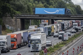 Traffic jam on the A1 motorway, between the Dortmund-Unna junction, A1 A44, and the Kamener Kreuz