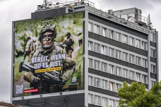 Large-format advertising poster of the German Armed Forces, for recruitment, on a residential