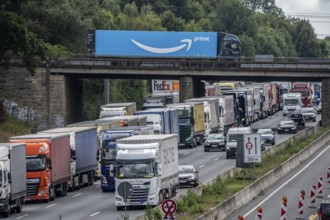 Traffic jam on the A1 motorway, between the Dortmund-Unna junction, A1 A44, and the Kamener Kreuz