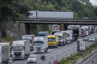 Traffic jam on the A1 motorway, between the Dortmund-Unna junction, A1 A44, and the Kamener Kreuz