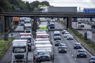 Traffic jam on the A1 motorway, between the Dortmund-Unna junction, A1 A44, and the Kamener Kreuz