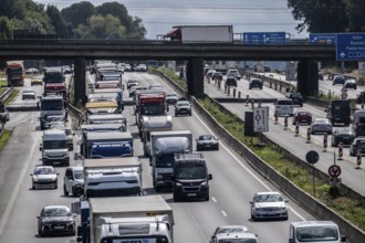 Traffic jam on the A1 motorway, between the Dortmund-Unna junction, A1 A44, and the Kamener Kreuz