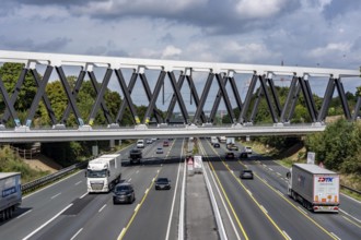 The new railway bridge over the A1 motorway at the Dortmund-Unna motorway junction, steel truss