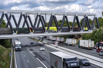 The new railway bridge over the A1 motorway at the Dortmund-Unna motorway junction, steel truss