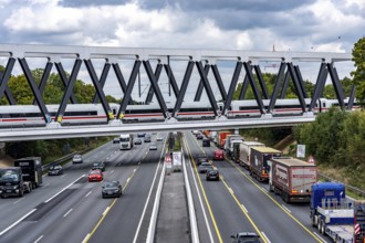 The new railway bridge over the A1 motorway at the Dortmund-Unna motorway junction, steel truss