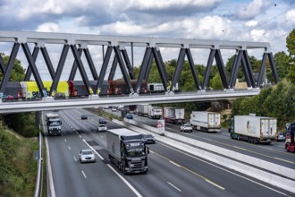 The new railway bridge over the A1 motorway at the Dortmund-Unna motorway junction, steel truss