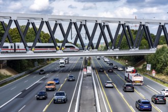 The new railway bridge over the A1 motorway at the Dortmund-Unna motorway junction, steel truss