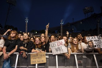 Festival visitors celebrate with Hozier at the Superbloom Festival and hold up signs, day 2 at the