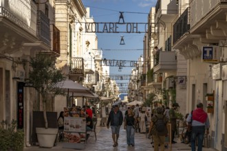 The lyrics of the song VOLARE Nel blu dipinto di blu as illumination over the pedestrian zone Via