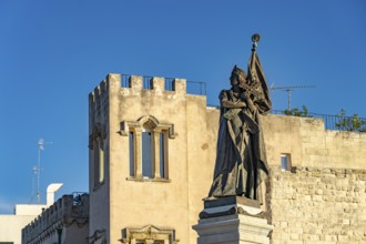Statue on the Monumento agli Eroi e ai Martiri Otrantini del 1480 in front of the historic centre