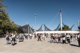 Festival visitors at the entrance to the Superbloom Festival, day 2 in the Olympiapark, Munich,