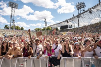 Festival visitors celebrate with the band 01099 at the Superbloom Festival, day 2 in the