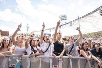 Festival visitors celebrate with the band 01099 at the Superbloom Festival, day 2 in the