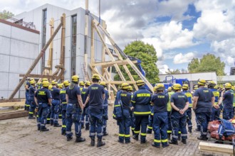 Briefing during the construction of a façade support for a building in danger of collapsing, with