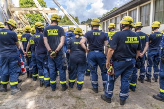 Briefing during the construction of a façade support for a building in danger of collapsing, with