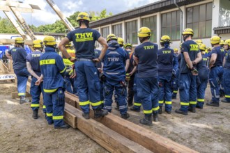 Briefing during the construction of a façade support for a building in danger of collapsing, with