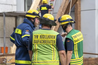 Construction consultant of the THW, advises the emergency services on the condition of a damaged