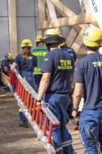 Construction of a façade support for a building in danger of collapsing, with the standard timber