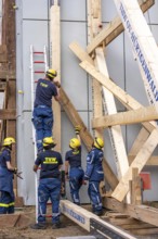 Construction of a façade support for a building in danger of collapsing, with the standard timber