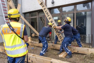 Construction of a façade support for a building in danger of collapsing, with the standard timber