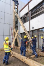 Construction of a façade support for a building in danger of collapsing, with the standard timber