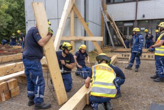 Construction of a façade support for a building in danger of collapsing, with the standard timber