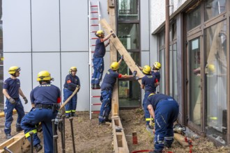 Construction of a façade support for a building in danger of collapsing, with the standard timber