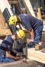 Construction of a façade support for a building in danger of collapsing, with the standard timber