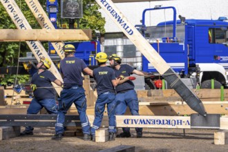 Construction of a façade support for a building in danger of collapsing, with the standard timber