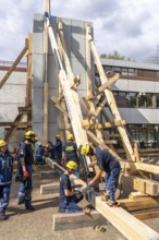Construction of a façade support for a building in danger of collapsing, with the standard timber