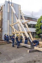 Construction of a façade support for a building in danger of collapsing, with the standard timber