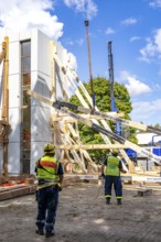 Construction of a façade support for a building in danger of collapsing, with the standard timber
