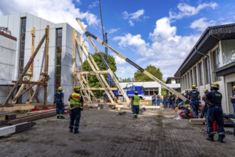 Construction of a façade support for a building in danger of collapsing, with the standard timber