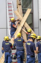Construction of a façade support for a building in danger of collapsing, with the standard timber