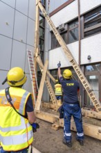 Construction of a façade support for a building in danger of collapsing, with the standard timber