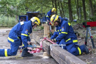 Preparation work for the construction of a facade support, a building in danger of collapsing, with