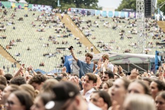 Festival visitors celebrate the performance of Roy Bianco & The Abbrunzati Boys at the Superbloom