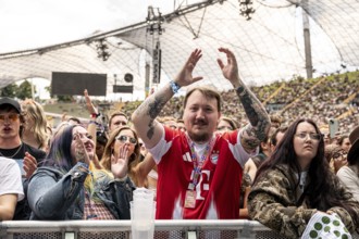 Festival visitors celebrate the performance of Roy Bianco & The Abbrunzati Boys at the Superbloom